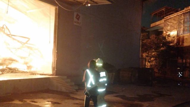 Kebakaran pergudangan di Cengkareng, Jakarta Barat, Kamis (21/3).  Foto: BPBD DKI