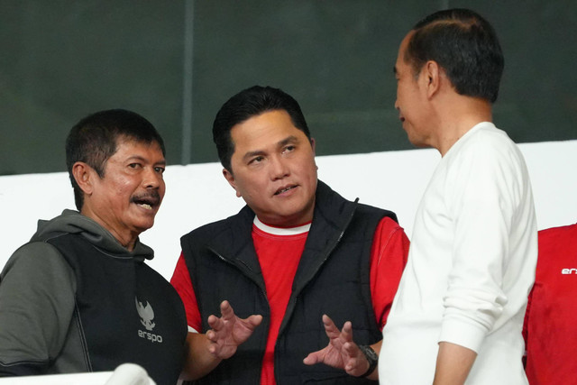 Coach Indra Sjafri, Ketum PSSI Erick Thohir, dan Presiden RI Joko Widodo nonton Timnas Indonesia vs Vietnam dalam Kualifikasi Piala Dunia 2026 di Stadion Utama Gelora Bung Karno (GBK), Jakarta, pada Kamis (21/3/2024). Foto: PSSI