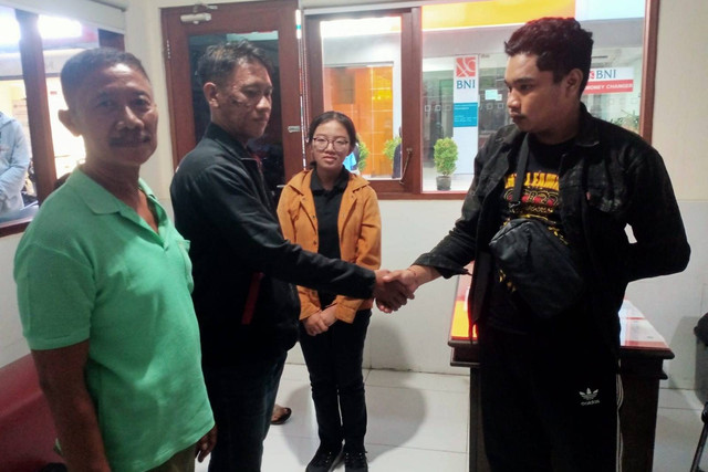 Sekuriti DGAS (kanan) saat sepakat damai dengan mahasiswa IKWW (kiri) dalam kasus pemukulan di jalan raya. Foto: Dok. Istimewa