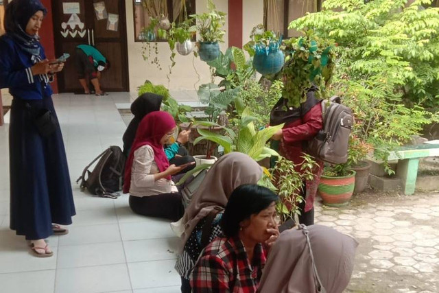 Siti Munaimah warga Wates, Kota Mojokerto, bersama rekan kerjanya keluar dari sekolahan saat merasakan gempa . Foto: Dok. Istimewa