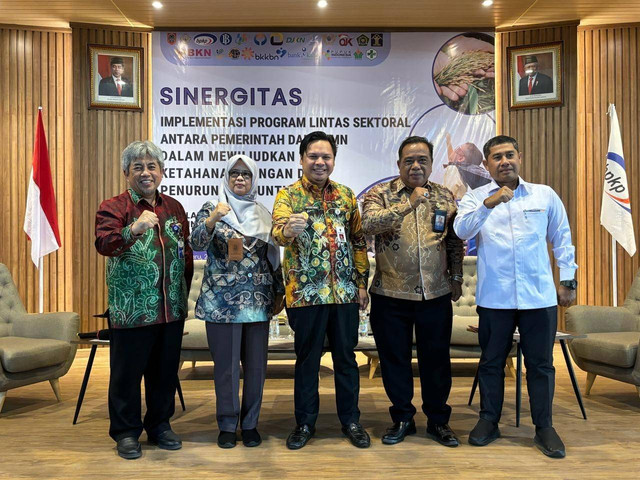 Foto Bersama antara SEVP Operation II PTPN IV Regional V dan Kepala Perwakilan BPKP Provinsi Kalimantan Selatan serta Stakeholders lainnya. Foto: Dok. PTPN XIII