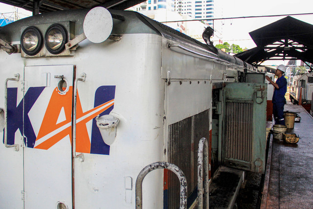 Teknisi memeriksa lokomotif saat perawatan kereta api di depo lokomotif Medan, Sumatera Utara, Kamis (21/3/2024). Foto: Yudi Manar/Antara Foto