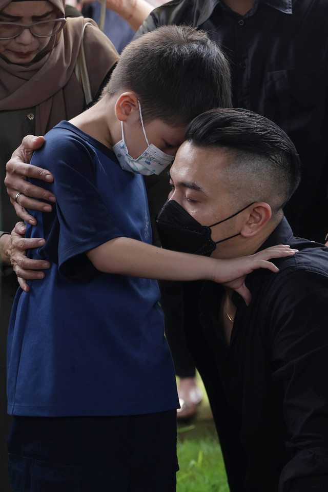 Sejumlah keluarga dan kerabat saat mengantarkan jenazah almarhum Stevianne Agnecya di TPU Tanah Kusir, Jakarta, Jumat, (22/3/2024). Foto: Agus Apriyanto