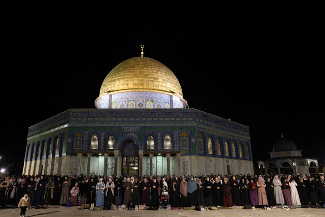 Umat muslim melaksanakan salat tarawih di komplek Masjid Al-Aqsa, pada 11 Maret 2024. Foto: AHMAD GHARABLI / AFP