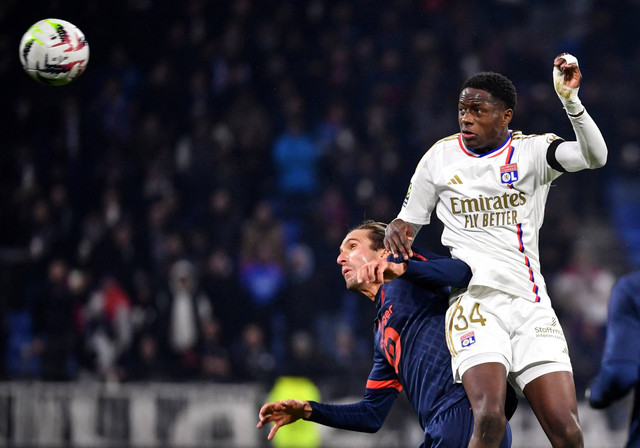 Gelandang Lyon Mahamadou Diawara (kanan) berebut bola dengan gelandang Lille Yusuf Yazici (Kiri) saat pertandingan sepak bola L1 Prancis antara Olympique Lyonnais (Lyon) dan LOSC (Lille) di stadion Groupama di Lyon. Foto: ARNAUD FINISTRE / AFP