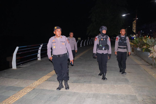 Polres Sintang ketika melakukan patroli di Waterfront Sintang. Foto: Dok. Istimewa