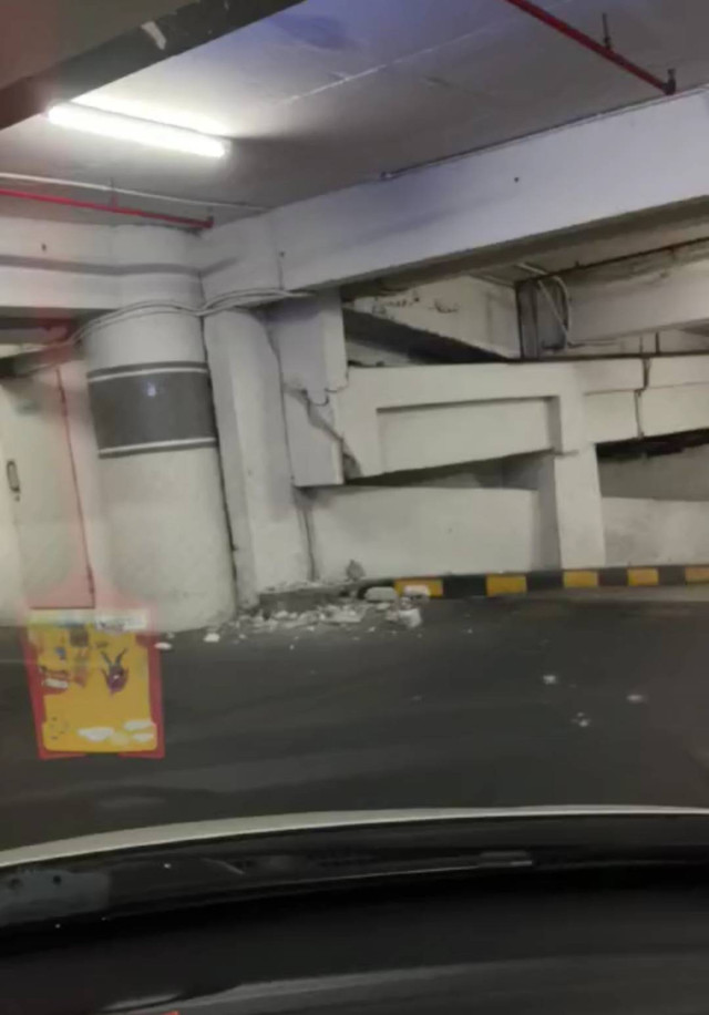 Tembok parkiran di Mal Tunjungan Plaza (TP) Surabaya retak akibat gempa Tuban susulan, Jumat (22/3/2024). Foto: Dok. Istimewa
