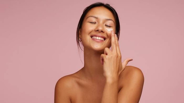 Ilustrasi perempuan dengan kulit sensitif mengaplikasikan moisturizer. Foto: Jacob Lund/Shutterstock