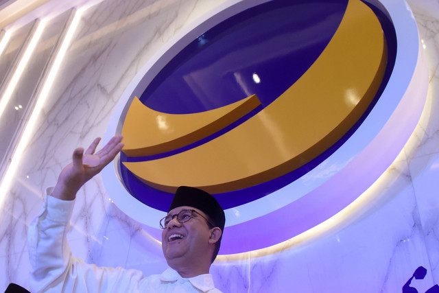 Calon presiden nomor urut 1 Anies Baswedan menyapa anak-anak saat buka puasa bersama di NasDem Tower, Jakarta, Jumat (22/3/2024). Foto: Indrianto Eko Suwarso/Antara Foto