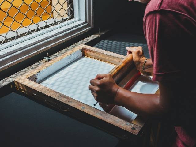 Ilustrasi alat-alat sablon. Sumber: unsplash.com/EmartsEmarts.