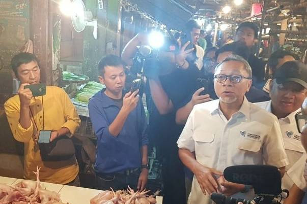 Menteri Perdagangan Zulkifli Hasan berinteraksi dengan pedagang ayam potong di sela kunjungan kerja dalam rangka mengecek harga serta ketersediaan komoditas bahan pokok masyarakat di Pasar Tambun, Kabupaten Bekasi, Jawa Barat, Sabtu (23/3/2024). Foto: Pradita Kurniawan Syah/ANTARA
