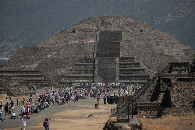 Orang-orang mengunjungi Piramida Matahari, setelah ekuinoks musim semi, di kota pra-hispanik Teotihuacan, di pinggiran Mexico City, Meksiko, Kamis (21/3/2024). Foto: Henry Romero/REUTERS