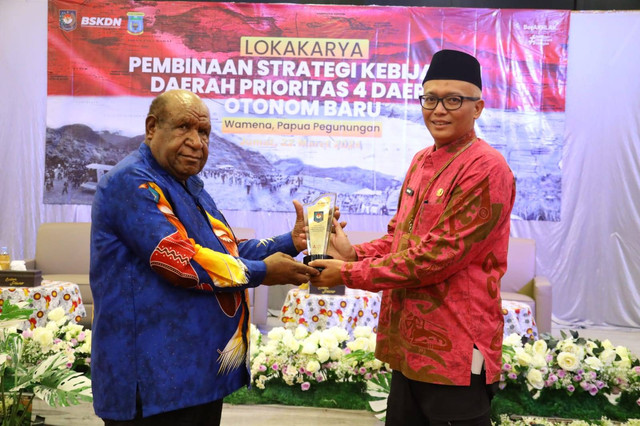 Plt. Sekretaris BSKDN Kemendagri Abas Supriyadi saat melakukan asistensi di Kabupaten Wamena, Provinsi Papua Pegunungan, pada Jumat (22/3/2024). Foto: Dok. Kemendagri