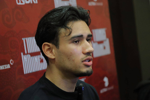 Pemain Timnas Indonesia, Nathan Tjoe-A-On, ketika diwawancarai oleh awak media di Jakarta. Foto: Jamal Ramadhan/kumparan