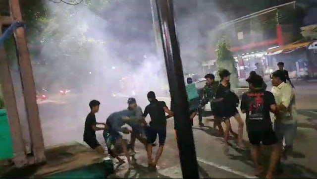 Dua kelompok remaja melakukan aksi perang sarung di Yos Sudarso tepatnya di depan Puskesmas Sukaraja, Bandar Lampung. | Foto: Dok Istimewa
