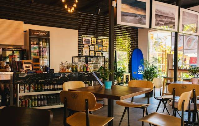 Cafe di dekat stasiun tebet. Foto hanya ilustrasi, bukan tempat sebenarnya. Sumber foto: Pexels/Igor Starkov
