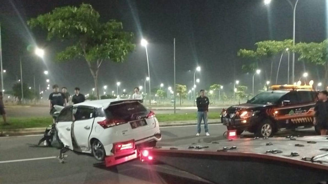Mobil Yaris yang ditabrak Pajero saat hendak dinaikkan ke mobil towing di Kosambi, Kabupaten Tangerang, Sabtu (23/3/2024). Foto: Dok. Istimewa