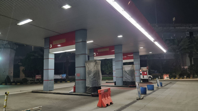 Pertamina Patra Niaga Regional Jawa Bagian Barat (JBB) mengambil tindakan tegas atas temuan adanya tambahan alat switch di SPBU 34.41345 Jalan Tol Jakarta-Cikampek Rest Area KM 42, Wanasari, Telukjambe Barat, Karawang, Jawa Barat, Sabtu (23/11/2024). Foto: Dok. Pertamina