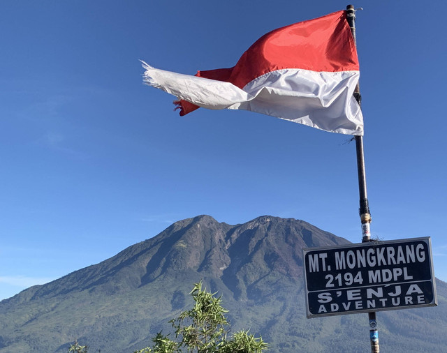 Puncak Bukit Mongkrang dengan latar belakang Gunung Lawu. Foto: Dok.Pribadi Nino Sativara