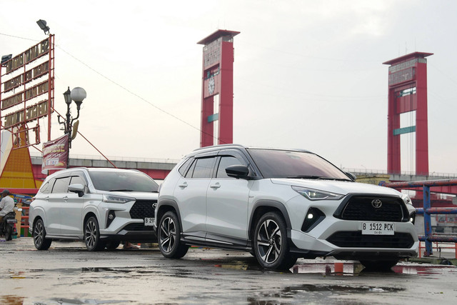 Toyota Veloz bersama Yaris Cross Hybrid si tokoh utama perjalanan Jakarta-Palembang kali ini. Foto: Sena Pratama/kumparan