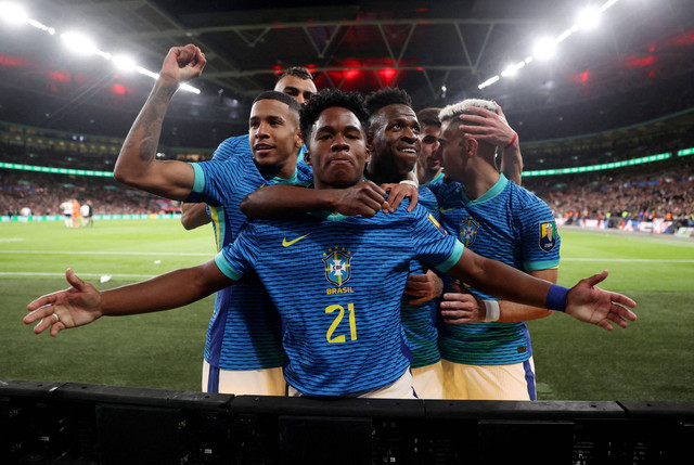Selebrasi pemain Timnas Brasil Endrick usai mencetak gol ke gawang Timnas Inggris pada pertandingan persahabatan di Stadion Wembley, London, Inggris, Sabtu (23/3/2024). Foto: Carl Recine/REUTERS