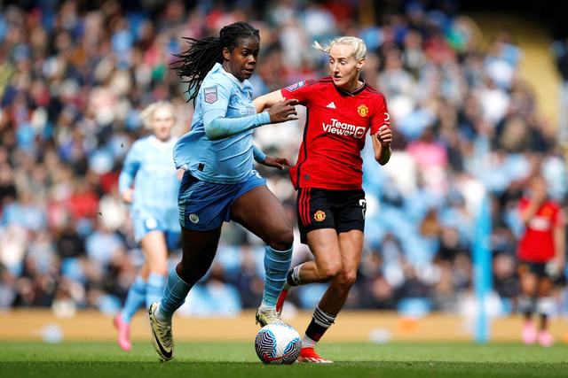 Manchester City melawan Manchester United pada pertandingan Women's Super League di Stadion Etihad, Manchester, Inggris, Sabtu (23/3/2024). Foto: Craig Brough/REUTERS