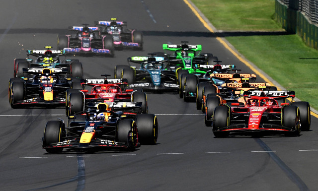Sejumlah pebalap saat balapan di Sirkuit Grand Prix Melbourne, Melbourne, Australia, Sabtu (23/3/2024). Foto: Jaimi Joy/REUTERS 