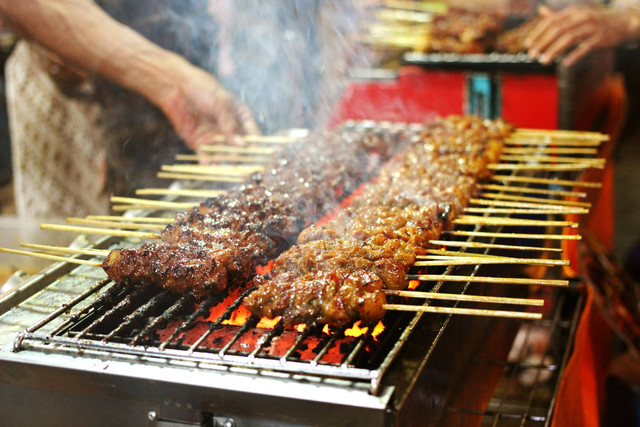 Sate Padang Enak di Jakarta Selatan. Foto hanya sebagai ilustrasi saja, bukan lokasi sebenarnya. Sumber: Unsplash/Nita Anggraeni Goenawan.