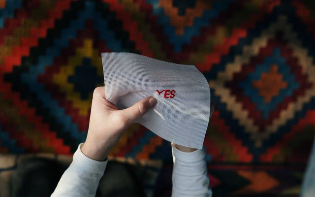 Ilustrasi teknik menyulam cross-stitch. Sumber: cottonbro studio/pexels.com