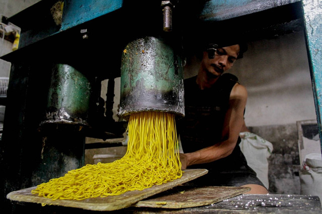 Pekerjaan menyelesaikan pembuatan mie glosor di Bogor, Jawa Barat, Senin (18/3/2024). Foto: kumparan