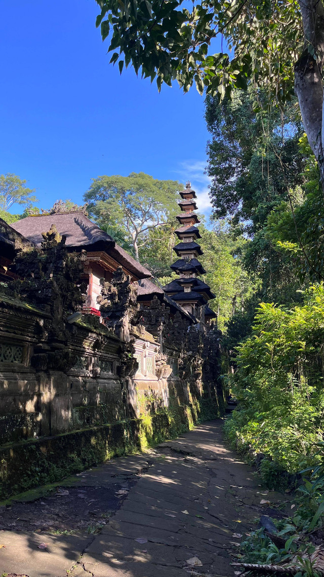 Sebuah pura di Bali di tengah lingkungan yang asri (Dokumen Pribadi).