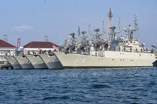 KRI jenis Parchim class berada di dermaga saat pelaksanaan inspeksi kapal perang (Admiral Inspection) dan Exit Broadcasting di Kompleks Satuan Kapal Koarmada I Pondok Dayung, Jakarta, Minggu (24/3/2024). Foto: Muhammad Adimaja/ANTARA FOTO