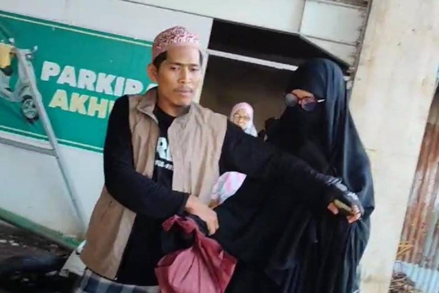 Pria pakai cadar (kanan) menyusup ke jemaah perempuan di masjid Salafi, Makassar, Sulsel, Minggu (24/3/2024). Foto: Dok. Istimewa
