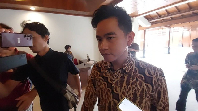 Walikota Solo Gibran Rakabuming Raka tiba di kantornya, Senin (25/3/2024). Foto: kumparan