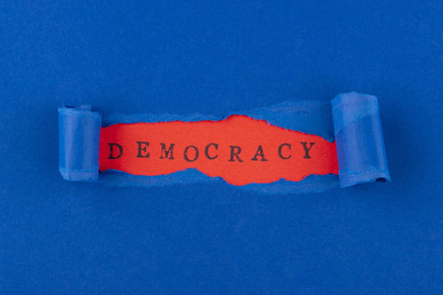 demokrasi (sumber : https://www.freepik.com/free-photo/)