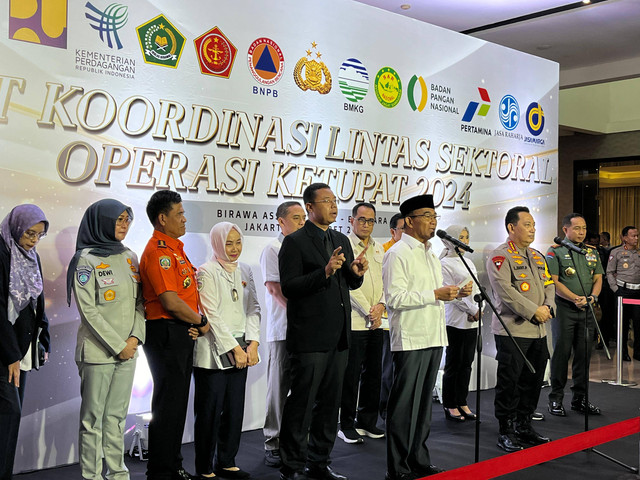 Menko PMK Muhadjir Effendy dan Kapolri Jenderal Listyo Sigit Prabowo usai melaksanakan Rakor Lintas Sektoral Operasi Ketupat 2024 di Hotel Bidakara, Jakarta Selatan, Senin (25/3). Foto: Jonathan Devin/kumparan