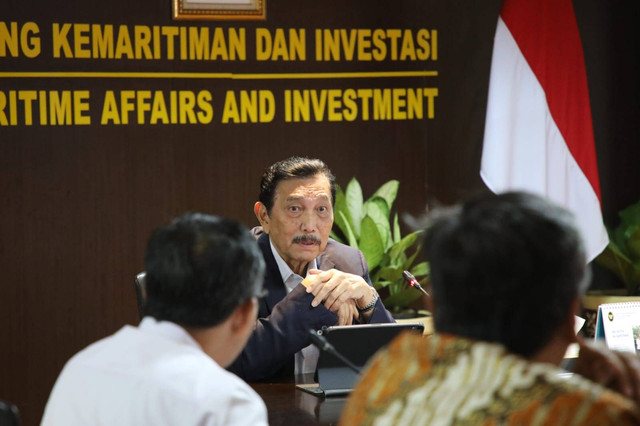 Menteri Koordinator Bidang Kemaritiman dan Investasi Luhut Binsar Pandjaitan memimpin rapat Koordinasi Pembayaran Rafaksi Minyak Goreng, Senin (25/3/2024). Foto: Dok. Kemenko Marves