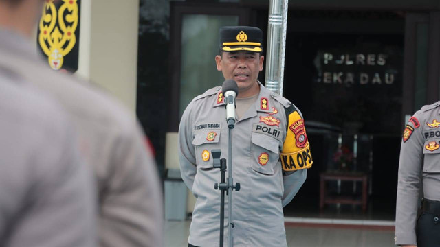 Kapolres Sekadau, AKBP I Nyoman Sudama, saat memimpin apel di Halaman Mapolres Sekadau, Senin, 25 Maret 2024. Foto: Dok. Humas Polres Sekadau