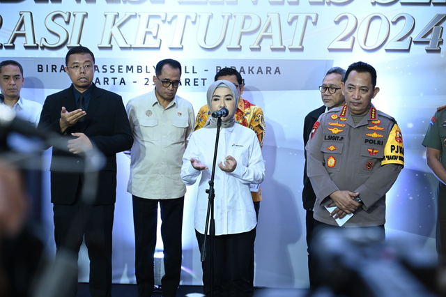 Direktur Utama Pertamina, Nicke Widyawati memberikan keterangan kepada awak media mengenai kesediaan pasokan BBM pada saat dan setelah Idul Fitri 1445 H usai Rapat Koordinasi Lintas Sektoral Operasi Ketupat 2024 di Birawa Assembly Hall, Bidakara, Jakarta. Senin (26/03/2024). Foto: Dok. Pertamina
