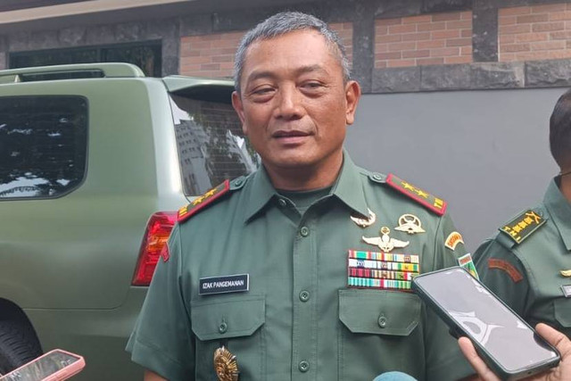 Doorstop Pangdam XVII/Cenderawasih, Mayjen TNI Izak Pangemanan, Senin (25/3/2024). Foto: Hedi/kumparan