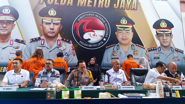 Prescon Mapolda Metro Jaya mengagalkan peredaran narkoba jenis sabu, kokain, dan LSD dan 2 orang tersangka merupakan WNA, Senin (25/3/2024). Foto: Thomas Bosco/kumparan