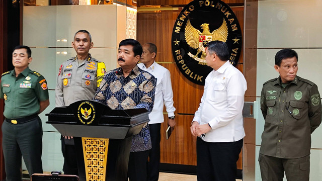 Menko Polhukam Hadi Tjahjanto menyampaikan keterangan pers di kantornya, Senin (25/3/2024). Foto: Jonathan Devin/kumparan