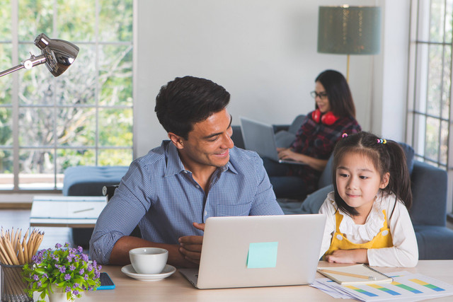 Ilustrasi ayah dan ibu kerja di rumah Foto: Sura Nualpradid/Shutterstock