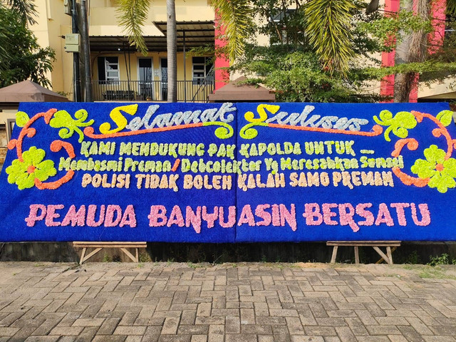 Salah satu papan bunga yang dikirim ke halaman Polda Sumsel. (ist)