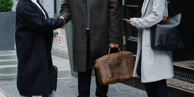 Ilustrasi: Menggunakan barang mewah. (Photo by Sora Shimazaki. Pexels: https://www.pexels.com/)