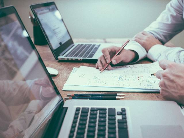 Ilustrasi cara mencari jurnal internasional. Sumber: unsplash.com/ScottGraham.