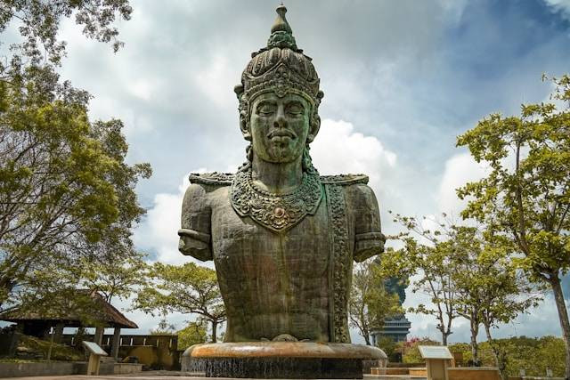 Sejarah Patung Catur Muka. Foto hanya ilustrasi bukan tempat sebenarnya. Sumber foto: Unsplash.com/Ayadi Ghaith