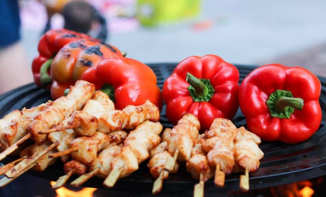 Sate asin pedas terkenal di Bandung. Foto hanyalah ilustrasi bukan menu sebenarnya. Sumber: Unsplash/Felicia Buitenwerf