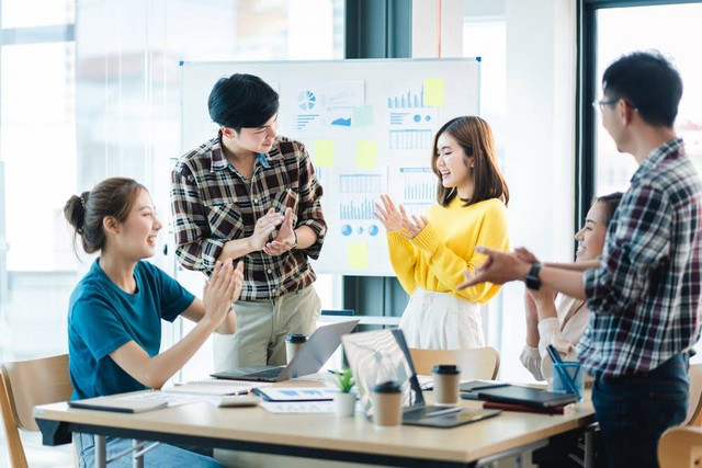 Ilustrasi gen Z memimpin bisnis. Foto: Shutterstock