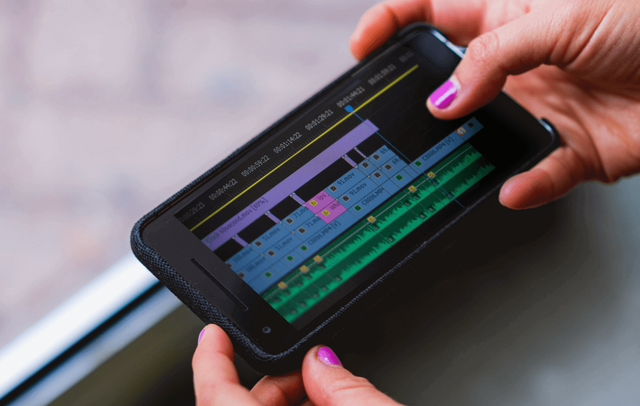 Ilustrasi HP yang bagus untuk editing video. Foto: Riverside 